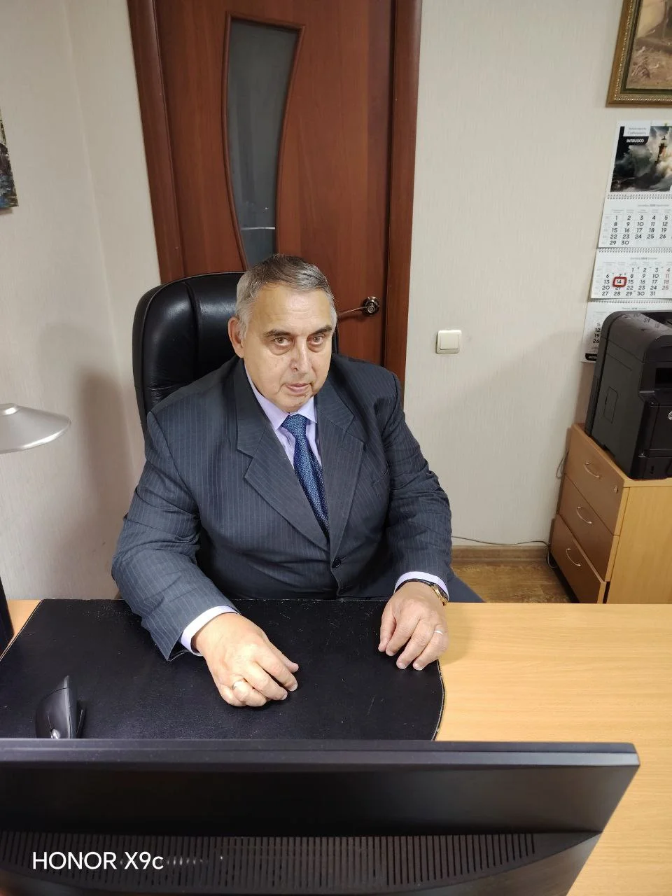 Адвокат Михаил Королёв в своем офисе